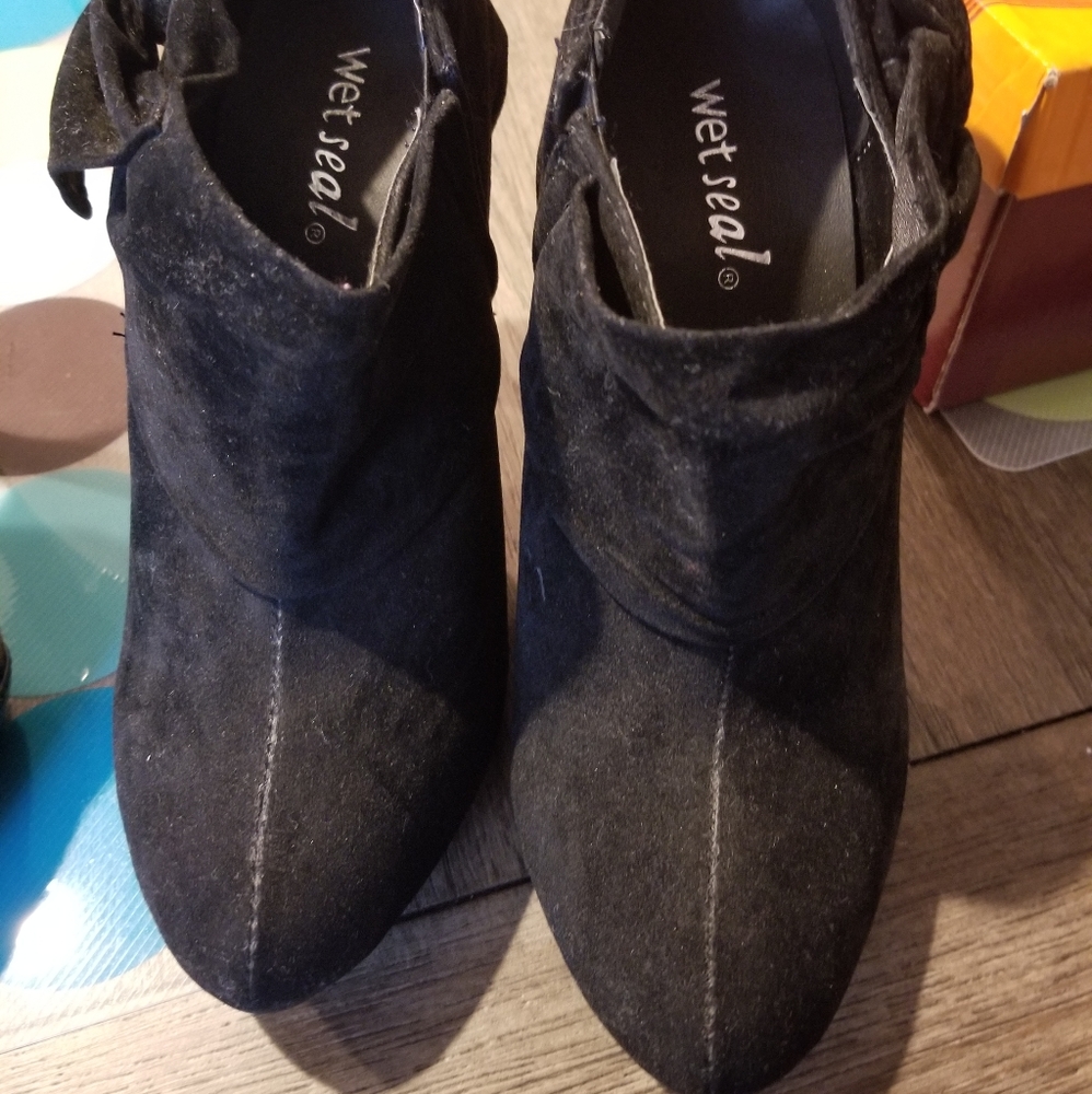 Side bow felt booties